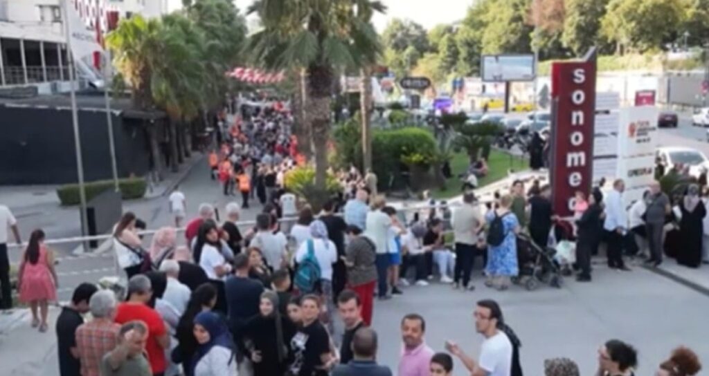 2 paket makarna icin 8 saat market sirasinda beklediler 8Q1gXVin