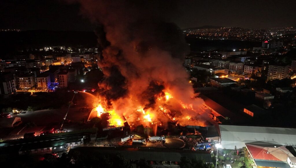 Alevler geceyi aydınlatmıştı: İstanbul’daki büyük yangına soruşturma