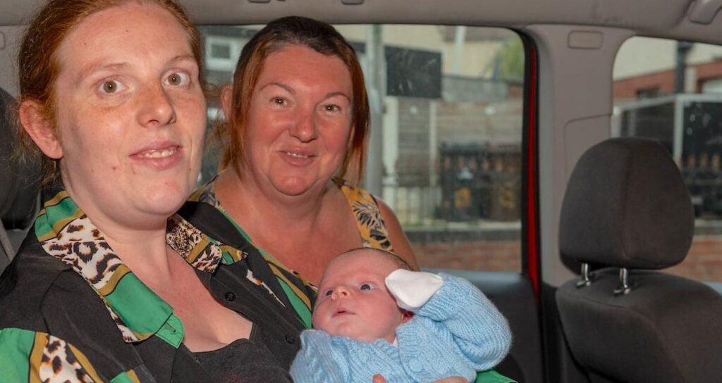 arabanin arka koltugunda anneanne oldu YWJD2ig1