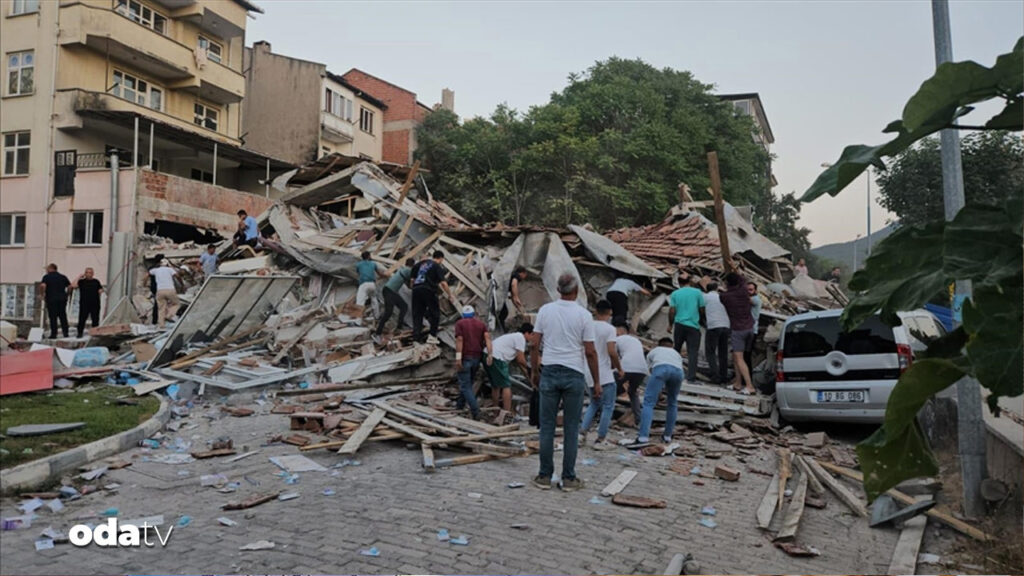 depremde yikilan binanin sahibi ve muteahhit gozaltinda t7Nnm44K