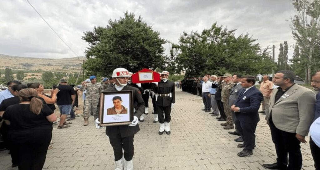 duzce depreminde sehit olan onbasinin naasi 26 yil sonra malatyaya nakledildi P7M7yh74