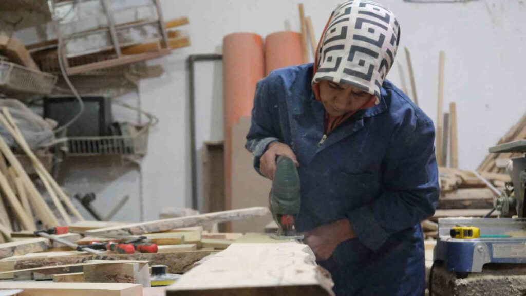 Kadın girişimci tek başına hem üretiyor hem onarıyor!