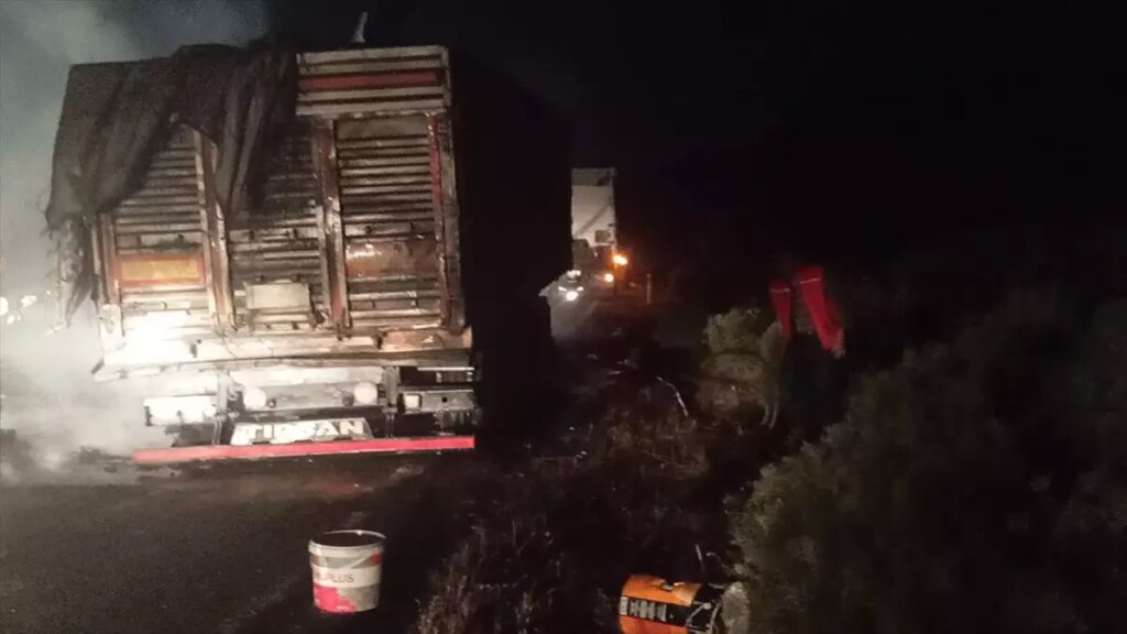 siirtte bugday yuklu tir yandi d1u26jML