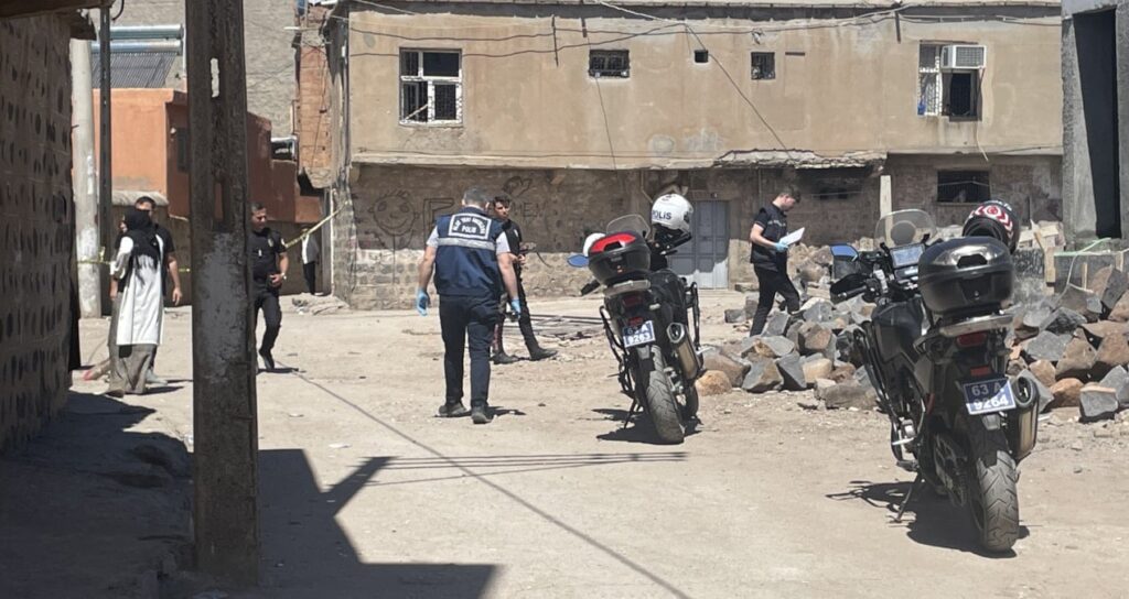 siverekte silahli ve bicakli kavga 2 yarali 3 gozalti BlQq2gCq