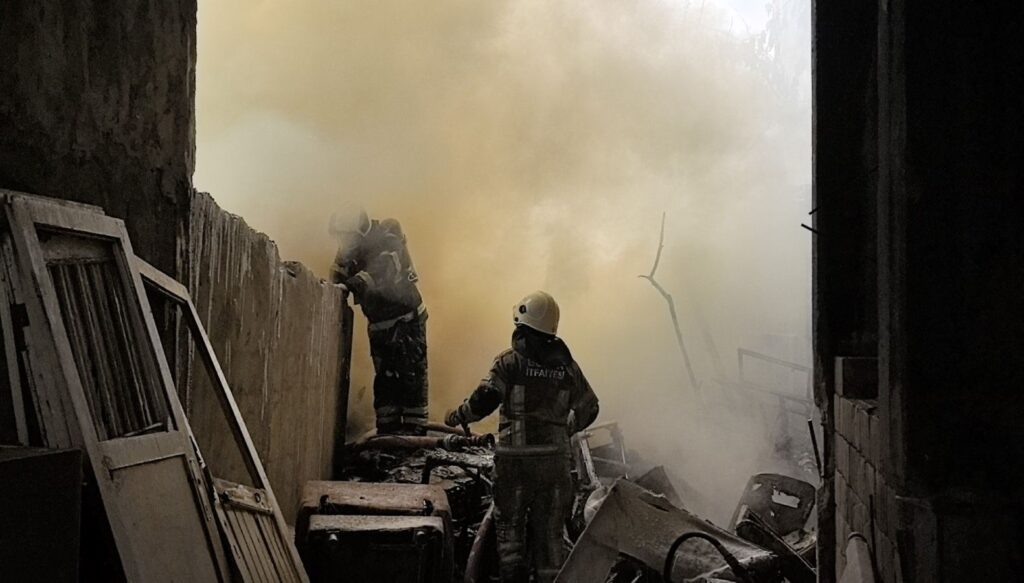 yikimina baslanan apartmanda yangin cikti kQmXnMD4