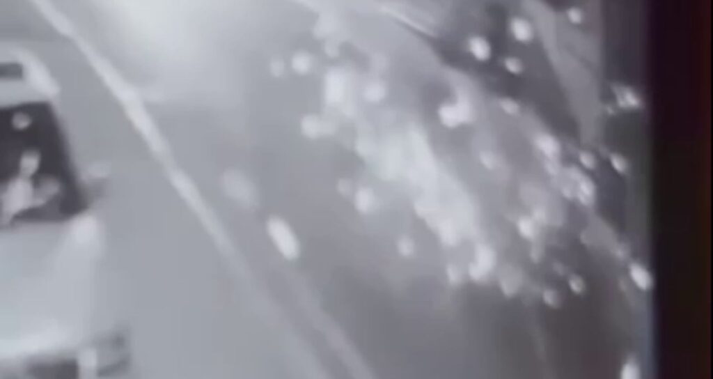 el yapimi patlayiciyi sokakta patlatip kacti xj5eguOa