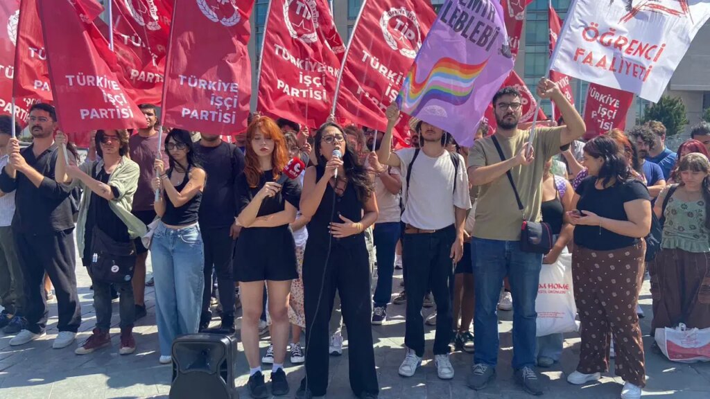 hilal ozdemir cinayetini protesto eden bogazici universitesi ogrencilerine ev baskini tipliler ve genclerden adliye onunde aciklama fDUMxBtg