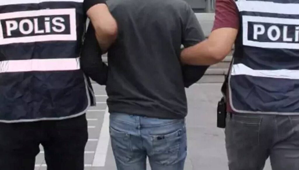 izmirde belediye calisani sahte polis kimligiyle yakalandi sUiSMf3w