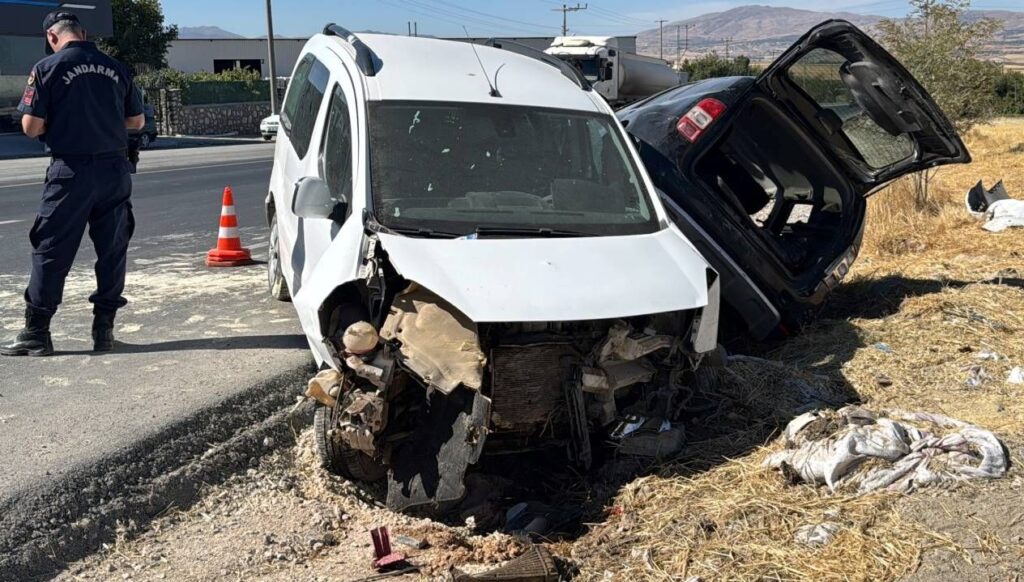 park halindeki hafif ticari araca carpti 3 kisi yaralandi Ak9VNObx