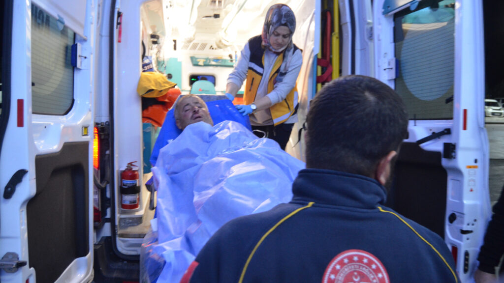 aksarayda parkta 5 kisinin saldirisina ugradi 11 yerinden bicaklandi kYakDiE3.jpg