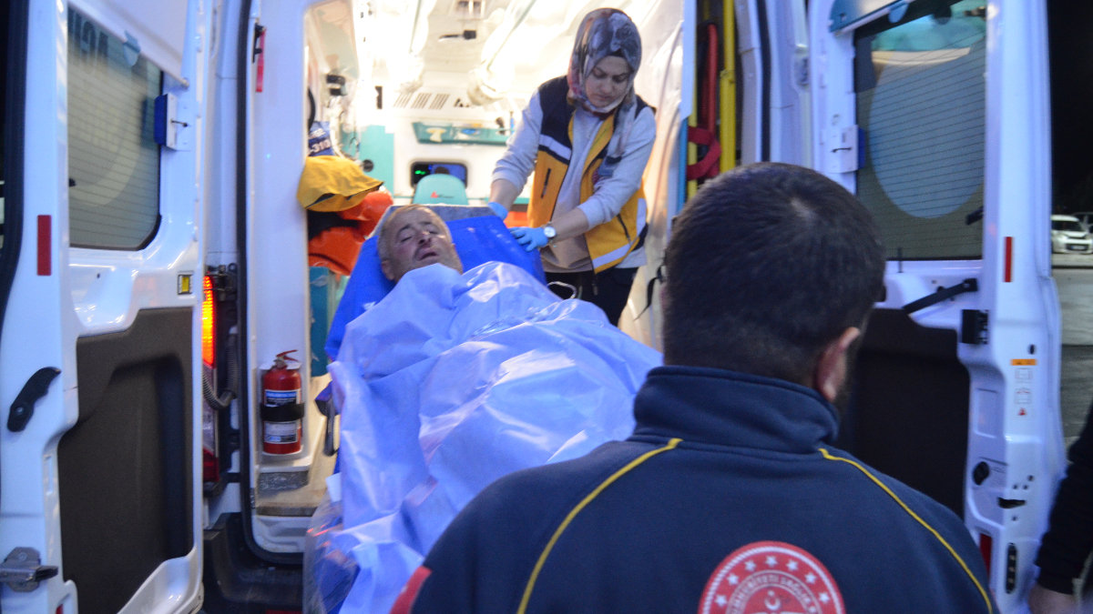 aksarayda parkta 5 kisinin saldirisina ugradi 11 yerinden bicaklandi kYakDiE3.jpg