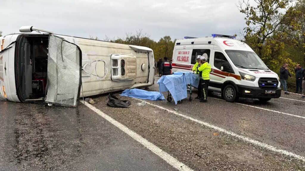 bartinda midibus kazasi 1 olu 19 yarali J1Y1N6ww.jpg