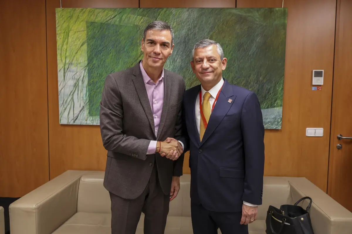 chp genel baskani ozgur ozel ispanya basbakani pedro sanchez ile gorustu DjEX6rRN