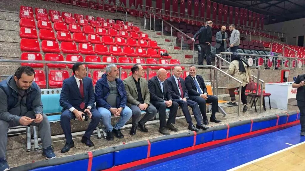 duzce belediye baskani ozlu voleybol takiminin galibiyetini kutladi d2QVirnS.jpg