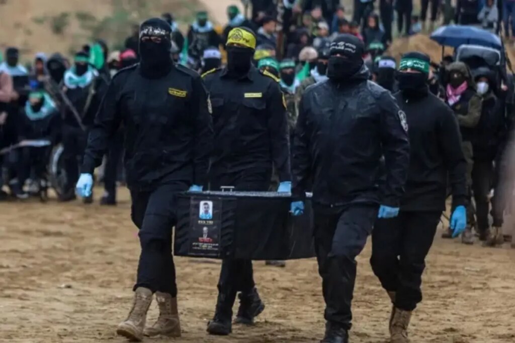 hamas trumpin aciklamalarindan sonra israilli esirlerin cenazelerini teslim etmeye basladi wtqLdK6Y.jpg