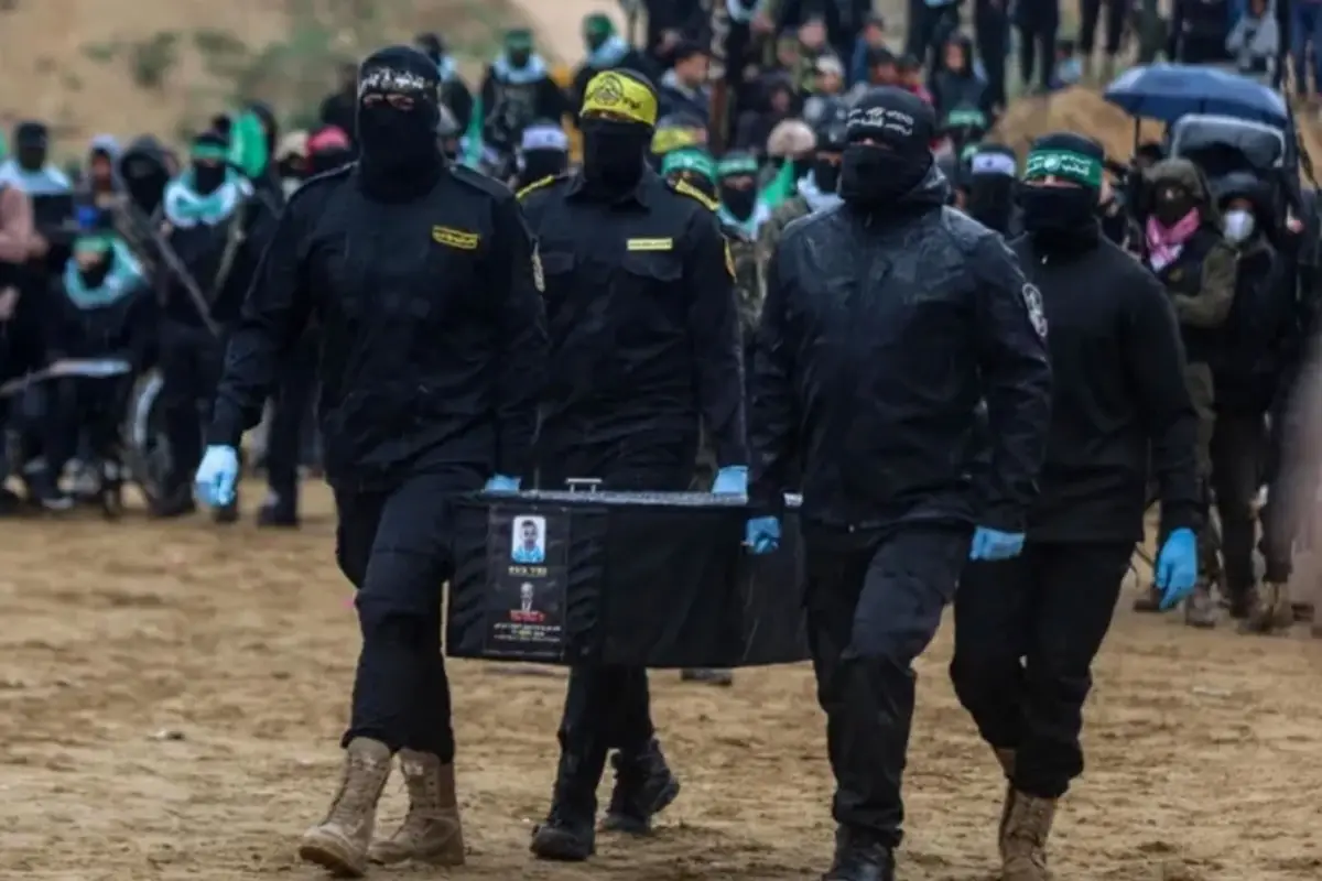 hamas trumpin aciklamalarindan sonra israilli esirlerin cenazelerini teslim etmeye basladi wtqLdK6Y.jpg