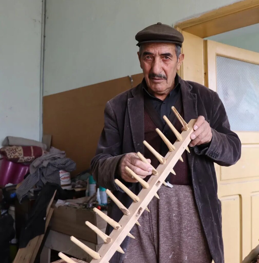 husamettin aras atik tahtalardan urunler imal ederek gecimini sagliyor 2DjUFWSG.jpg