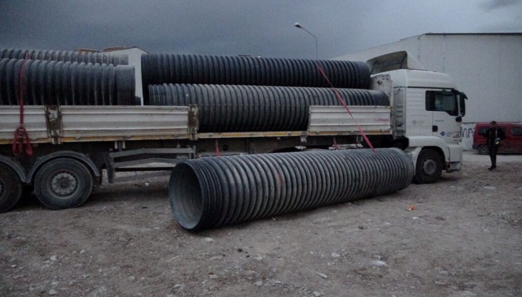 santiyede calisirken uzerine 750 kilo plastik borudustu r6FDOCuT.jpg