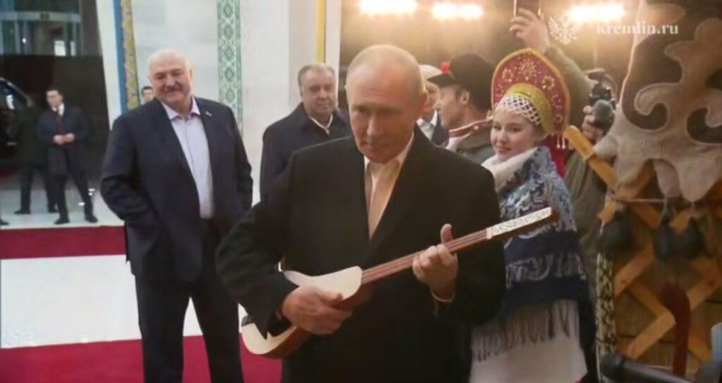 Devlet ziyaretinde dikkati dağıldı: Putin’in kopuzla imtihanı