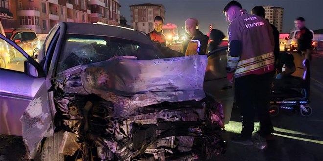 hatayda otomobil ile minibus carpisti cok sayida yarali var pNVr1JPq.jpg