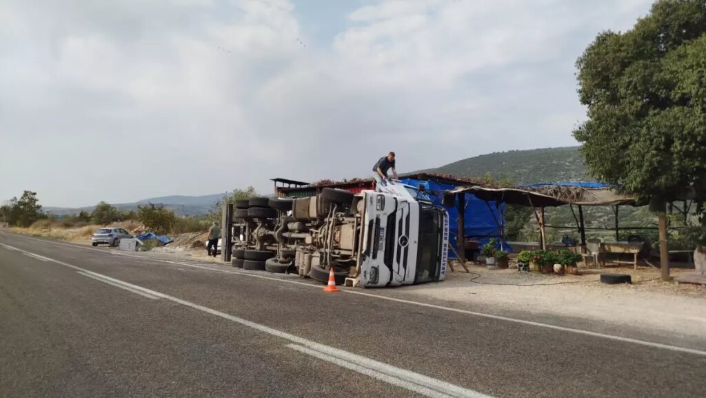 tarsusta kamyon devrildi sofor yaralandi adnIjTES.jpg