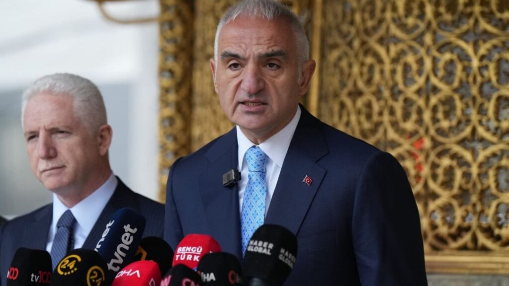 Bakan Ersoy açıkladı: "Ayasofya’da süreç devam ediyor, Sultanahmet’te çalışmalar tamamlandı"